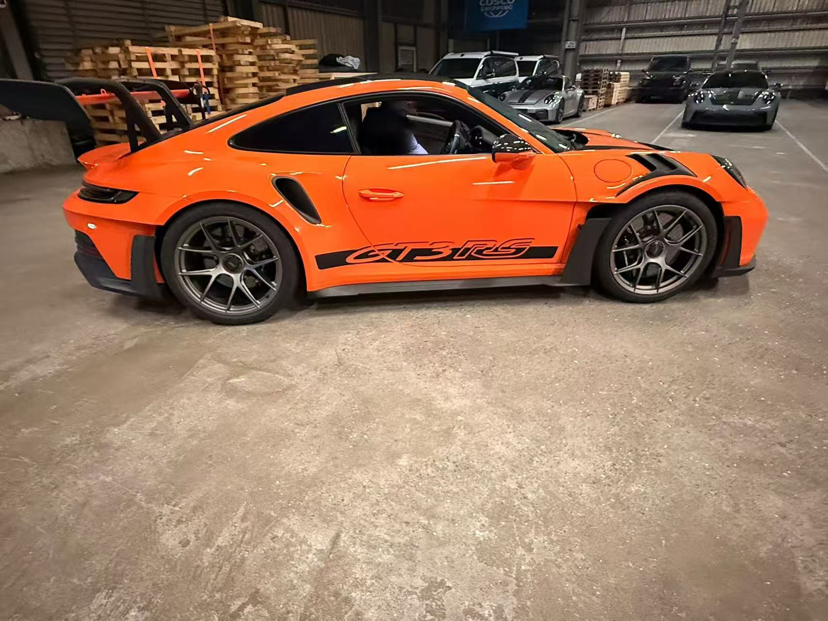 GT3 RS 海湾橙仓库侧面