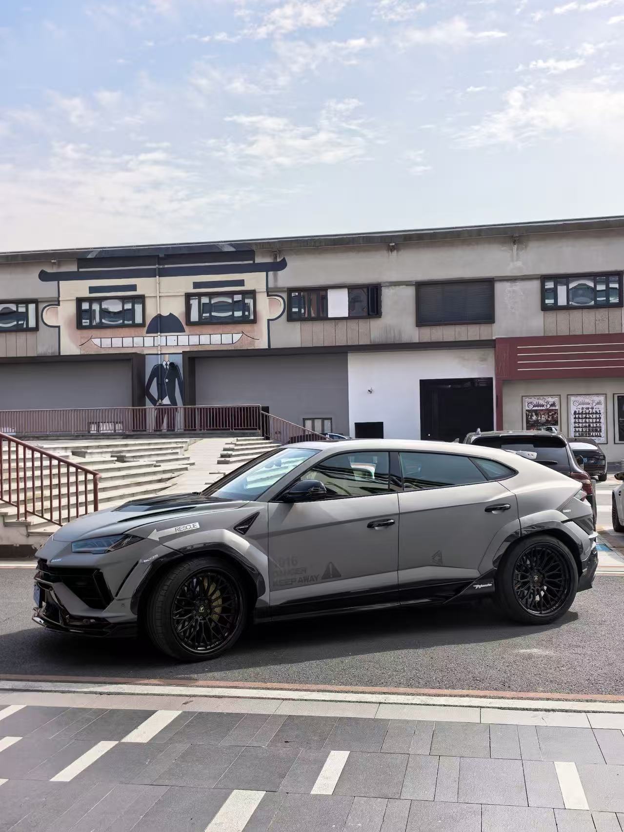 Urus 当前宽体侧面