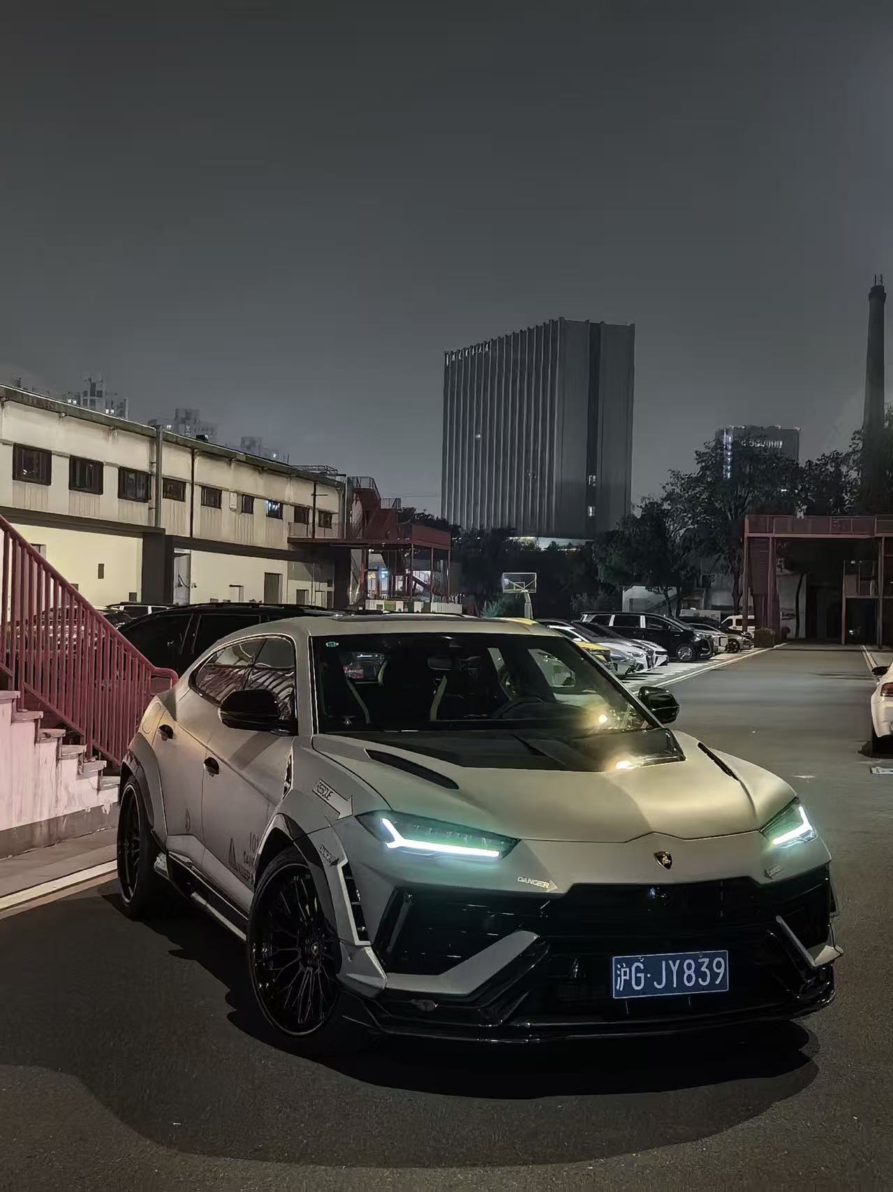 Urus 当前灰色宽体形态