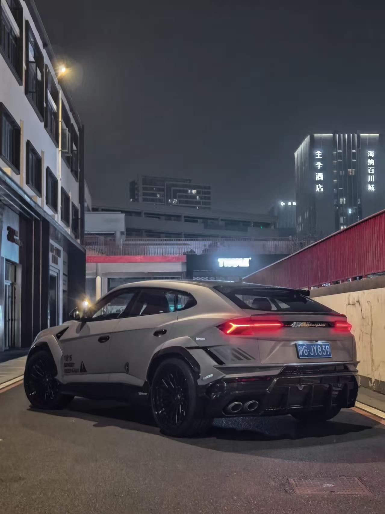 Urus 当前后部外观